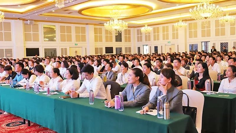 大型分享會現場,數百位參加者專注聆聽